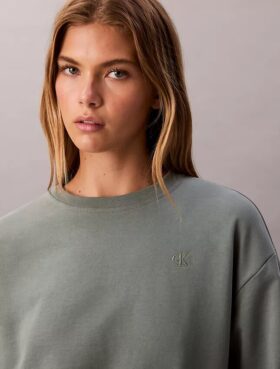 Arkistologolla varustettu rento fleece-huppari