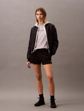 Arkistologolla varustetut fleece-shortsit