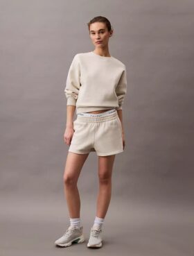 Arkistologolla varustetut fleece-shortsit