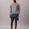 Arkistologolla varustetut fleece-shortsit