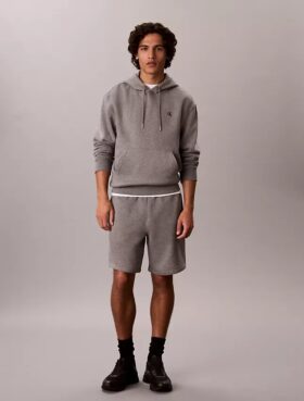 Arkistologolla varustetut fleece-shortsit
