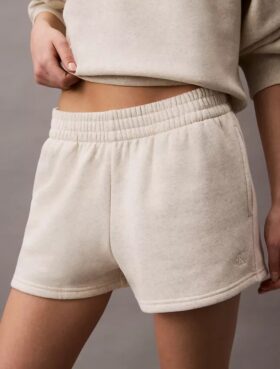Arkistologolla varustetut fleece-shortsit