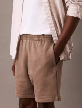 Arkistologolla varustetut fleece-shortsit