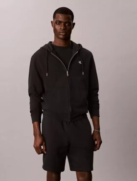 Arkistologolla varustetut fleece-shortsit