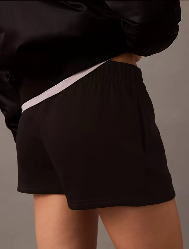 Arkistologolla varustetut fleece-shortsit Arkistologolla varustetut fleece-shortsit