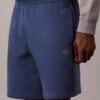 Arkistologolla varustetut fleece-shortsit
