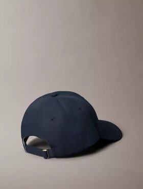 Baseball-lippis, jossa on tavallinen logobrodeeraus