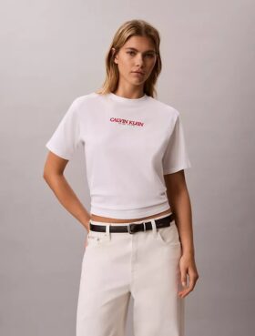 Calvin Klein -logolla varustettu suorakaiteen muotoinen t-paita