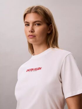 Calvin Klein -logolla varustettu suorakaiteen muotoinen t-paita