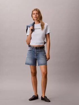 Calvin Klein -logolla varustettu suorakaiteen muotoinen t-paita