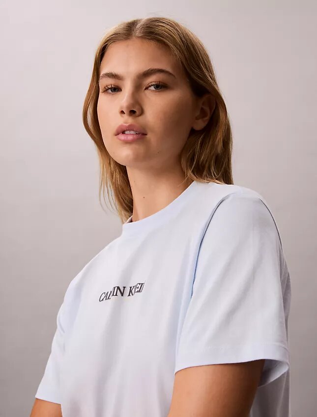 Calvin Klein -logolla varustettu suorakaiteen muotoinen t-paita Calvin Klein -logolla varustettu suorakaiteen muotoinen t-paita