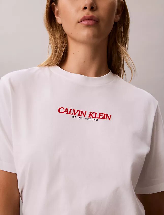 Calvin Klein -logolla varustettu suorakaiteen muotoinen t-paita Calvin Klein -logolla varustettu suorakaiteen muotoinen t-paita