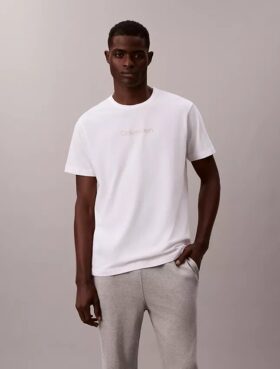Calvin Klein -logolla varustettu yöpaita