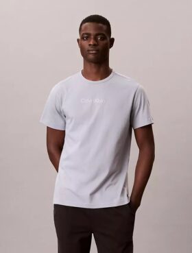 Calvin Klein -logolla varustettu yöpaita