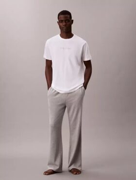 Calvin Klein -logolla varustettu yöpaita