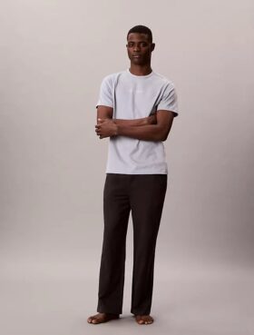 Calvin Klein -logolla varustettu yöpaita