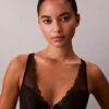 CK Black Geo Lace -rintaliivit, kevyesti vuoratut, syvään uurrettu malli CK Black Geo Lace -rintaliivit, kevyesti vuoratut, syvään uurrettu malli