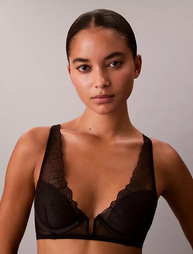 CK Black Geo Lace -rintaliivit, kevyesti vuoratut, syvään uurrettu malli CK Black Geo Lace -rintaliivit, kevyesti vuoratut, syvään uurrettu malli