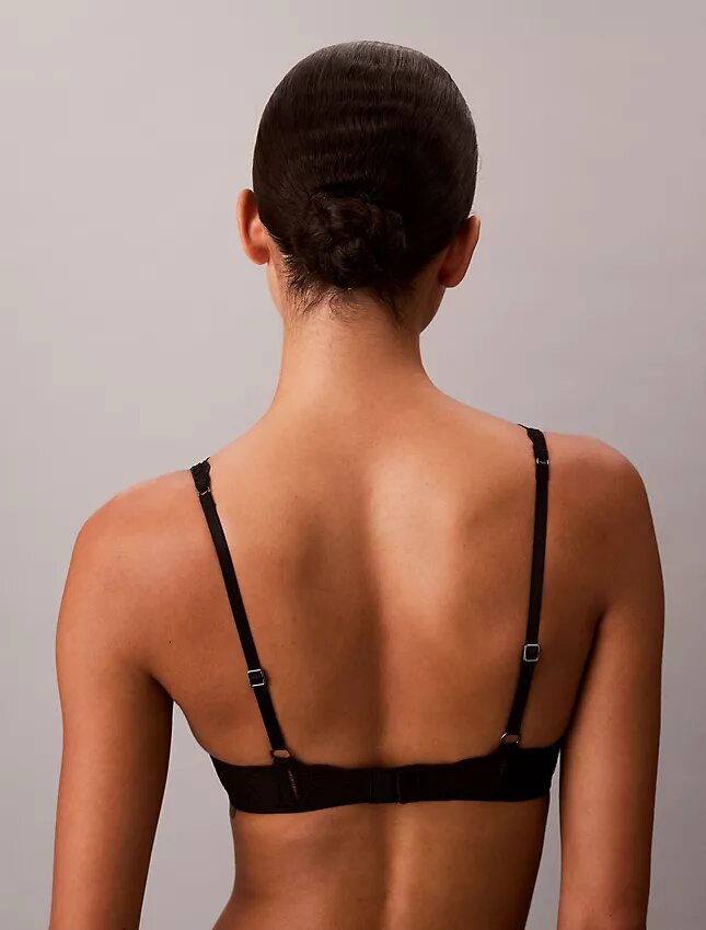 CK Black Geo Lace -rintaliivit, kevyesti vuoratut, syvään uurrettu malli CK Black Geo Lace -rintaliivit, kevyesti vuoratut, syvään uurrettu malli