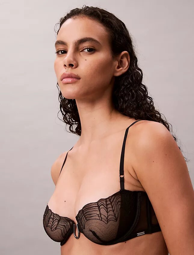 CK Black Geo Lace Unlined balconette-rintaliivi CK Black Geo Lace Unlined balconette-rintaliivi