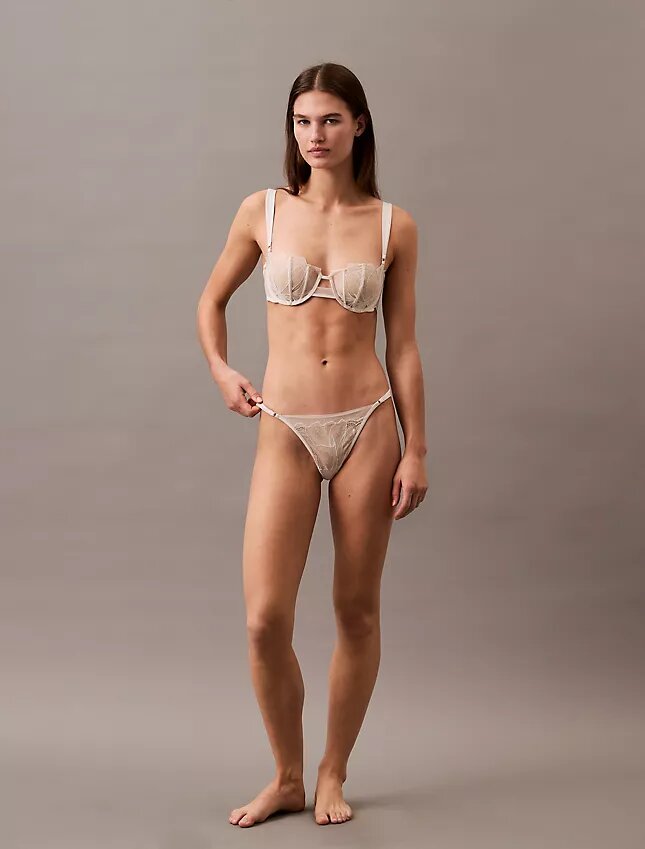 CK Black kukallinen pitsi, Unlined balconette-rintaliivi CK Black kukallinen pitsi, Unlined balconette-rintaliivi