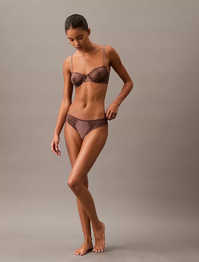 CK Black kukallinen pitsi, Unlined balconette-rintaliivi CK Black kukallinen pitsi, Unlined balconette-rintaliivi