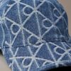 Denim-baseball-lippis, jossa on koko pinnan kattava logomerkki Denim-baseball-lippis, jossa on koko pinnan kattava logomerkki
