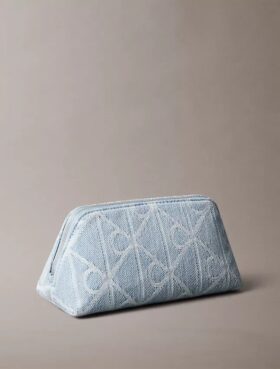 Denim-kosmetiikkalaukku, jossa on logomerkki koko pinnalla