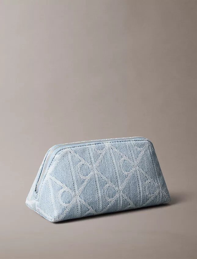 Denim-kosmetiikkalaukku, jossa on logomerkki koko pinnalla Denim-kosmetiikkalaukku, jossa on logomerkki koko pinnalla