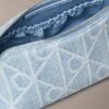 Denim-kosmetiikkalaukku, jossa on logomerkki koko pinnalla Denim-kosmetiikkalaukku, jossa on logomerkki koko pinnalla