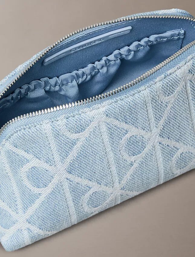 Denim-kosmetiikkalaukku, jossa on logomerkki koko pinnalla Denim-kosmetiikkalaukku, jossa on logomerkki koko pinnalla