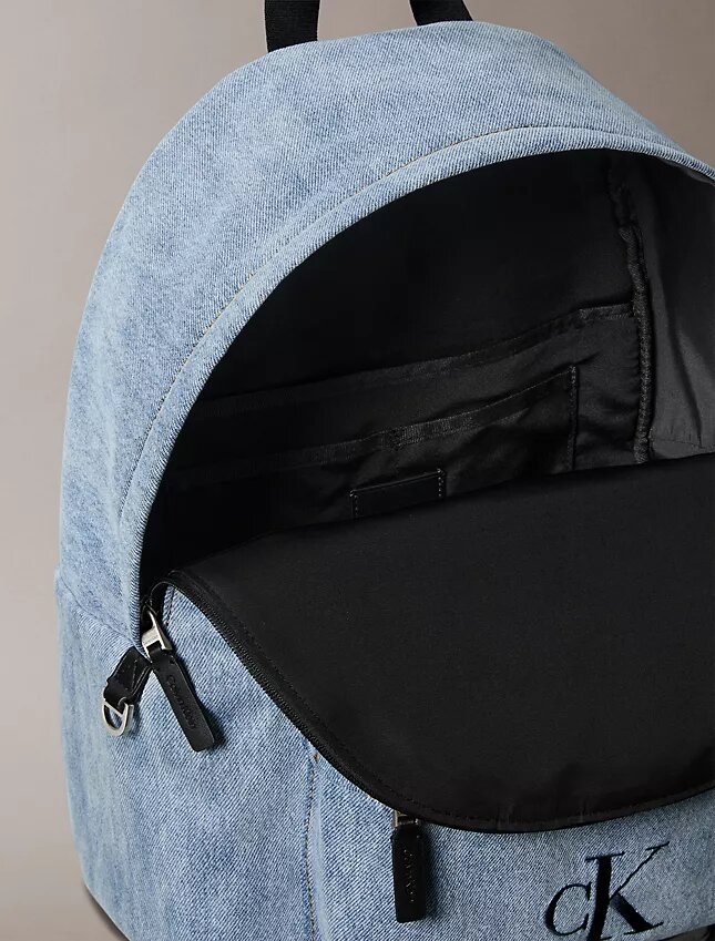 Denim-monogramilogolla varustettu reppu Denim-monogramilogolla varustettu reppu