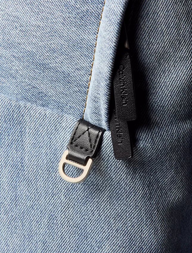 Denim-monogramilogolla varustettu reppu Denim-monogramilogolla varustettu reppu