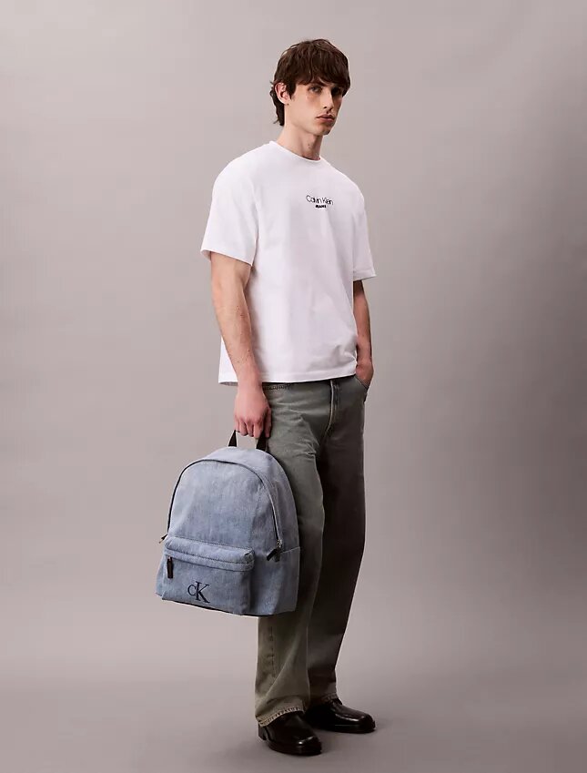 Denim-monogramilogolla varustettu reppu Denim-monogramilogolla varustettu reppu
