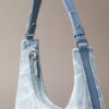 Denim-olkalaukku, jossa on koko pinnan kattava logomerkki Denim-olkalaukku, jossa on koko pinnan kattava logomerkki