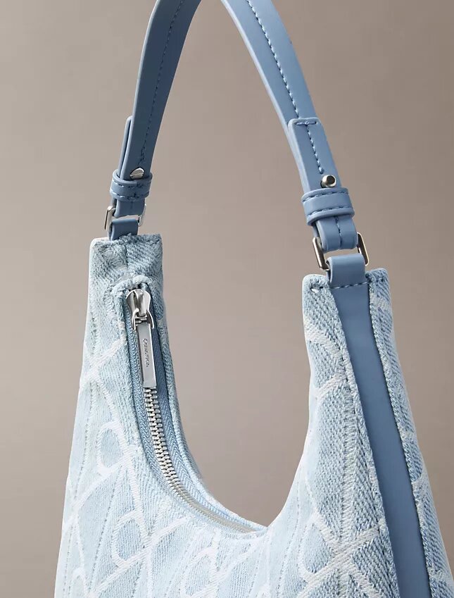 Denim-olkalaukku, jossa on koko pinnan kattava logomerkki Denim-olkalaukku, jossa on koko pinnan kattava logomerkki