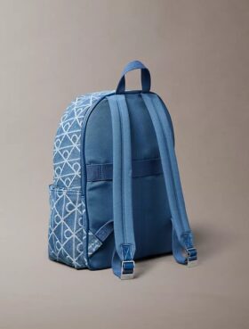 Denim-reppu, jossa on koko pinnan kattava logomerkki