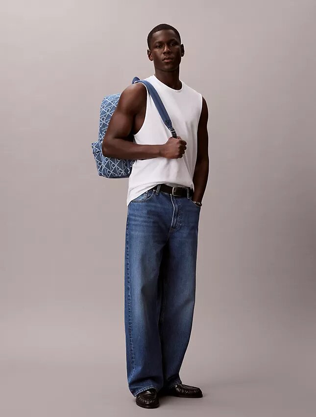 Denim-reppu, jossa on koko pinnan kattava logomerkki Denim-reppu, jossa on koko pinnan kattava logomerkki