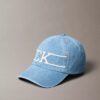 Denim-varsity-Monogram-logolla varustettu baseball-lippis Denim-varsity-Monogram-logolla varustettu baseball-lippis