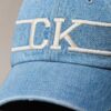 Denim-varsity-Monogram-logolla varustettu baseball-lippis Denim-varsity-Monogram-logolla varustettu baseball-lippis