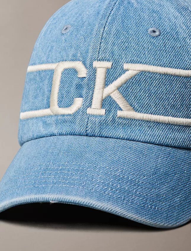 Denim-varsity-Monogram-logolla varustettu baseball-lippis Denim-varsity-Monogram-logolla varustettu baseball-lippis