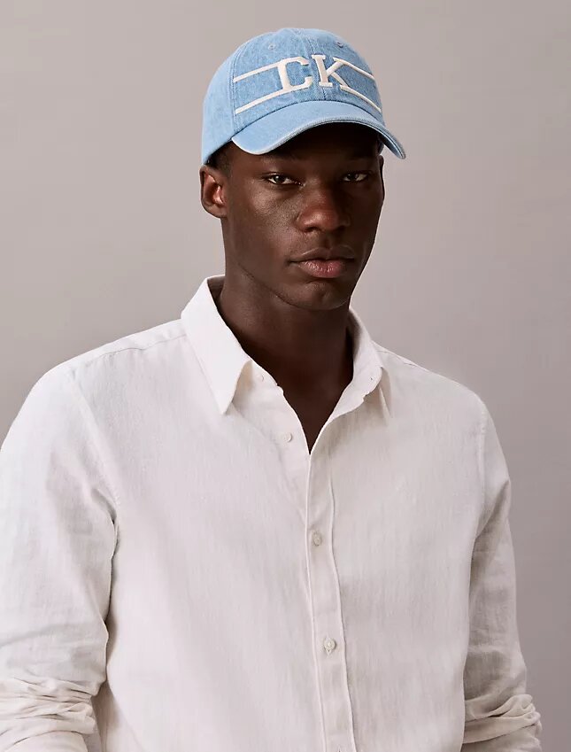 Denim-varsity-Monogram-logolla varustettu baseball-lippis Denim-varsity-Monogram-logolla varustettu baseball-lippis