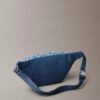 Denim-vyölaukku, jossa on koko pinnan kattava logomerkki