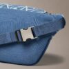 Denim-vyölaukku, jossa on koko pinnan kattava logomerkki