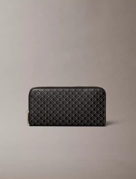 Embleemilogolla varustettu pitkä vetoketjullinen lompakko
