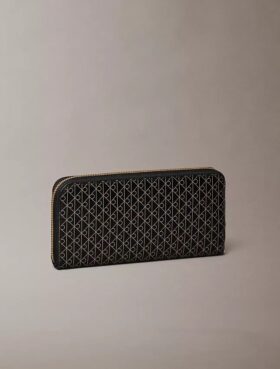 Embleemilogolla varustettu pitkä vetoketjullinen lompakko