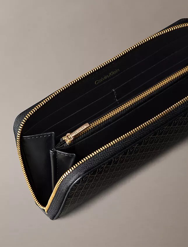 Embleemilogolla varustettu pitkä vetoketjullinen lompakko Embleemilogolla varustettu pitkä vetoketjullinen lompakko