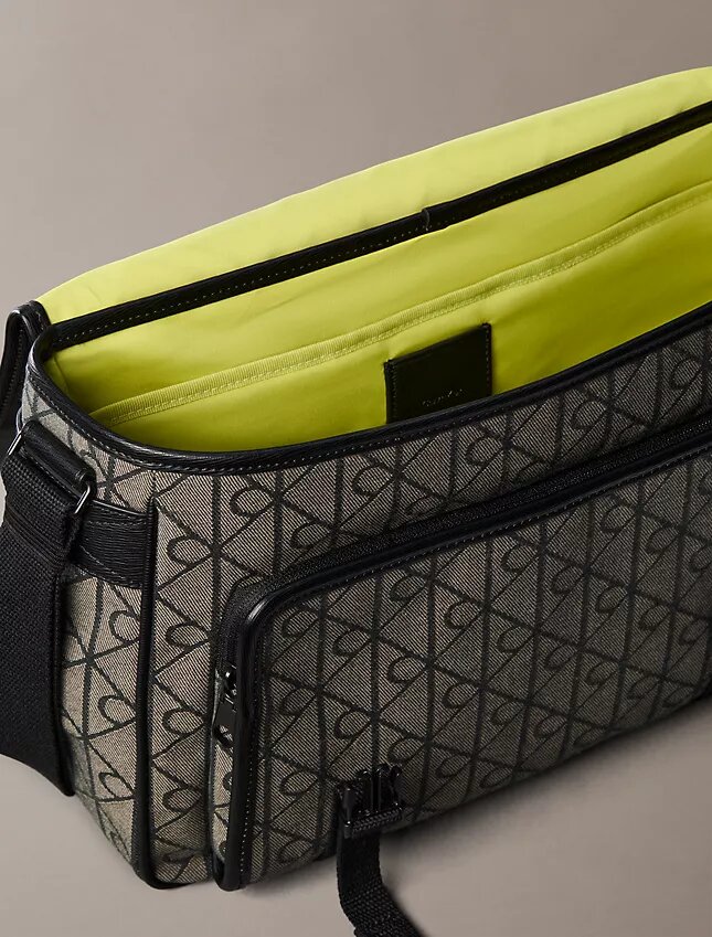 Emblem Jacquard -messenger-laukku Emblem Jacquard -messenger-laukku