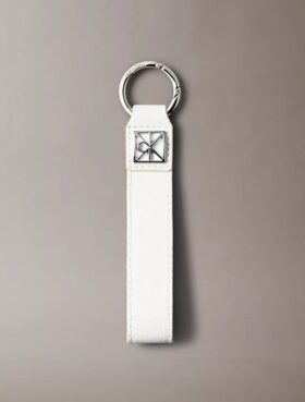 Emblemi-logolla varustettu avaimenperä