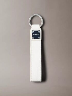 Emblemi-logolla varustettu avaimenperä